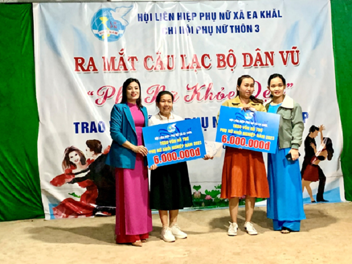 Ra mắt điểm Câu lạc bộ Dân vũ “Phụ nữ khoẻ đẹp”, trao vốn hỗ trợ phụ nữ khởi nghiệp tại thôn 3.